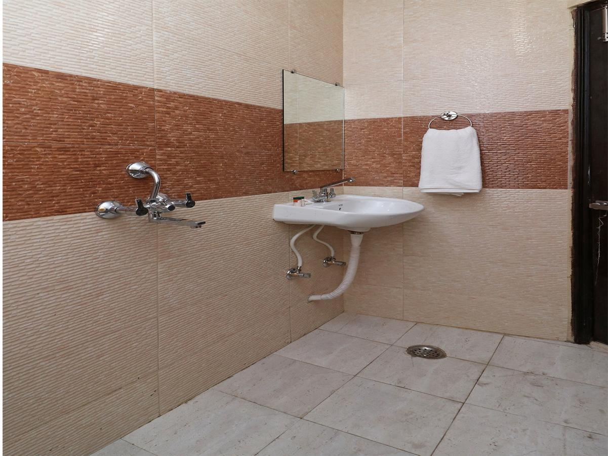Oyo 11593 Hotel Aman Guest House Ню Делхи Екстериор снимка
