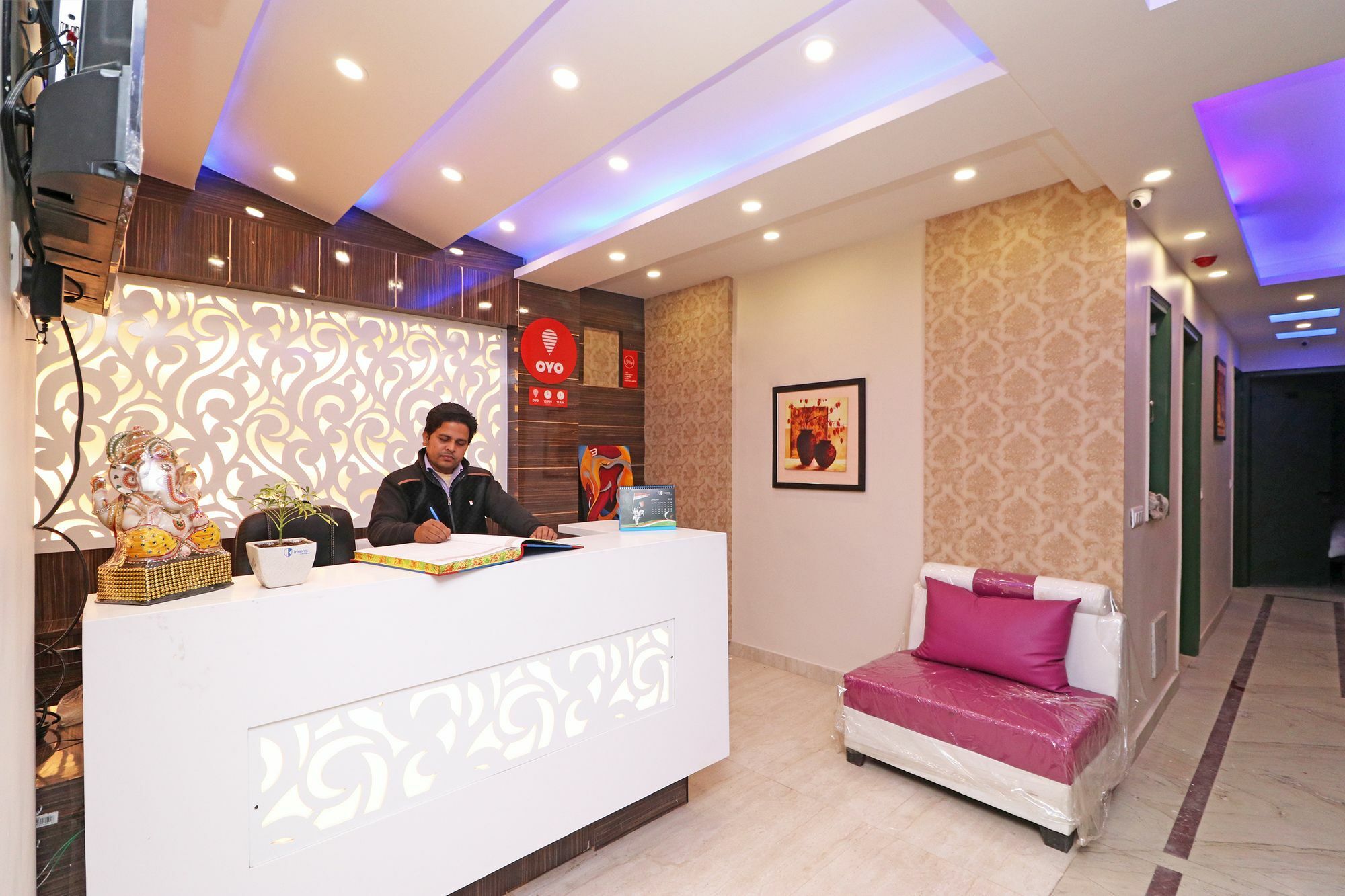 Oyo 11593 Hotel Aman Guest House Ню Делхи Екстериор снимка
