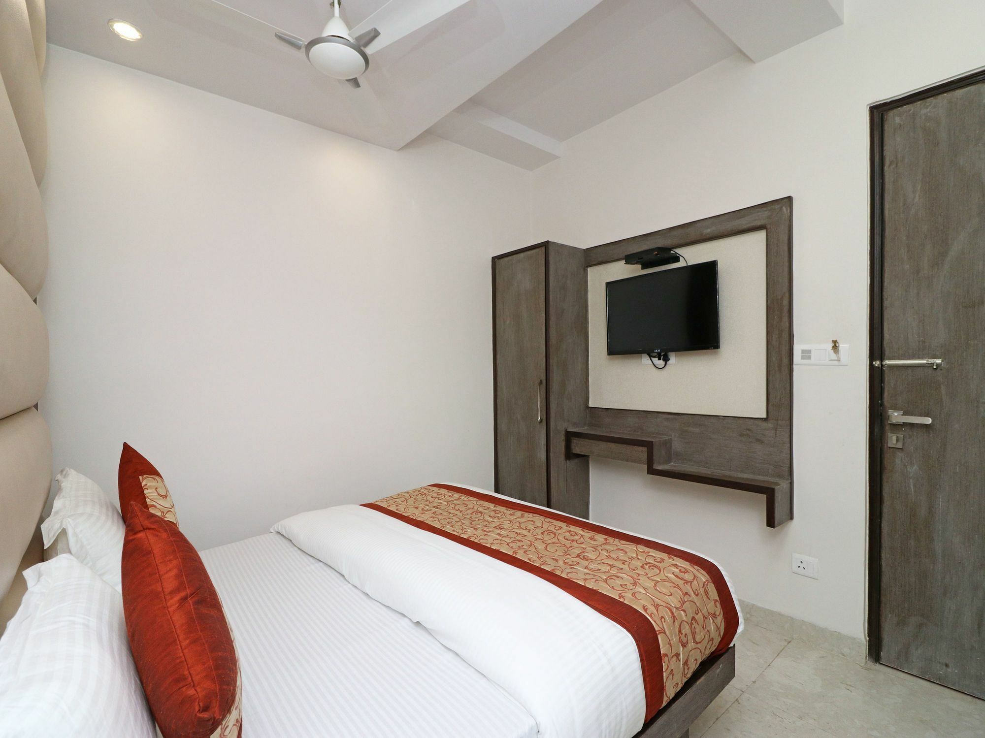 Oyo 11593 Hotel Aman Guest House Ню Делхи Екстериор снимка