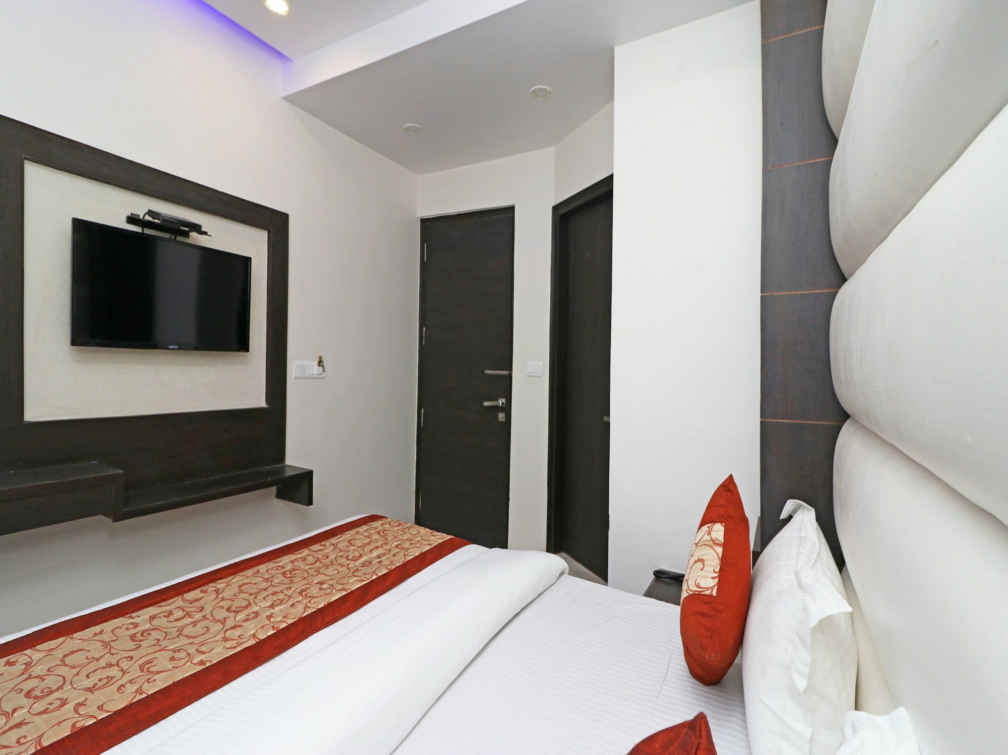 Oyo 11593 Hotel Aman Guest House Ню Делхи Екстериор снимка